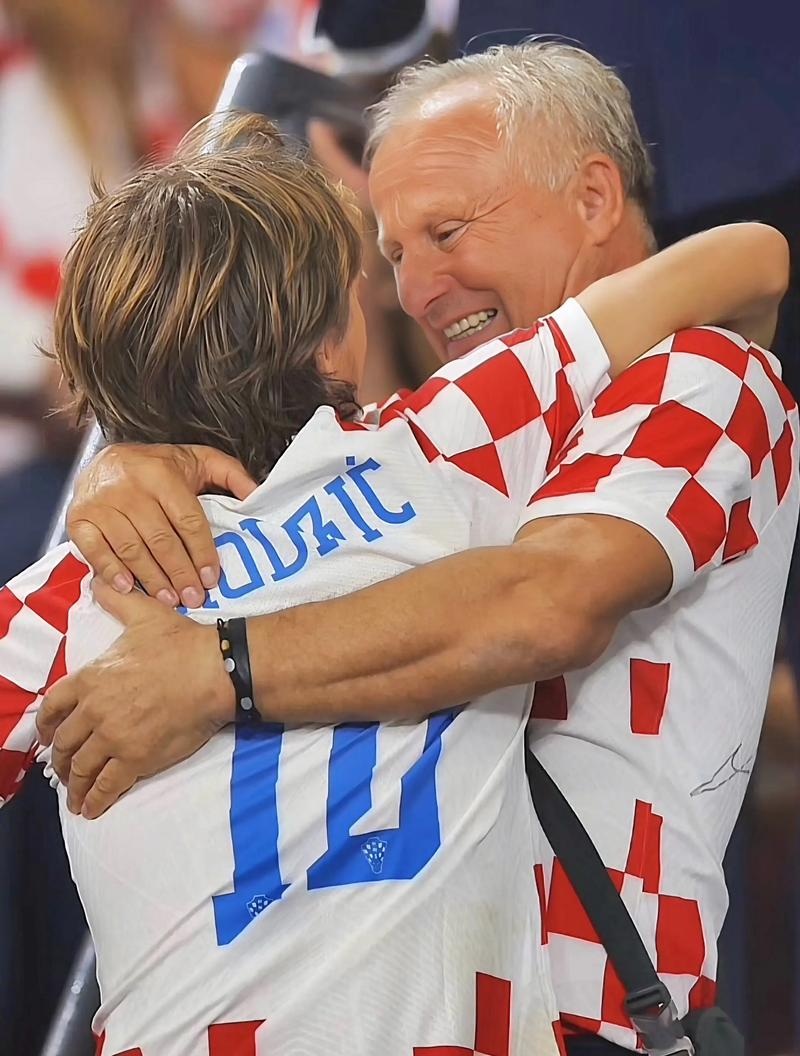 英超战报：穆尼奥斯破门，拉尔森中横梁，水晶宫1-0伯恩利（英超快讯：穆尼奥斯建功，拉尔森击中横梁，水晶宫1-0力克伯恩利）