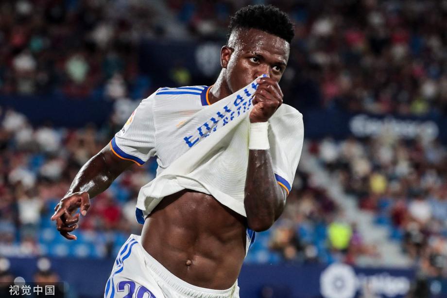 卡马拉6记三分刷新生涯新高，砍下赛季新高的21分（卡马拉飙进6记三分创生涯纪录，拿下赛季新高21分）