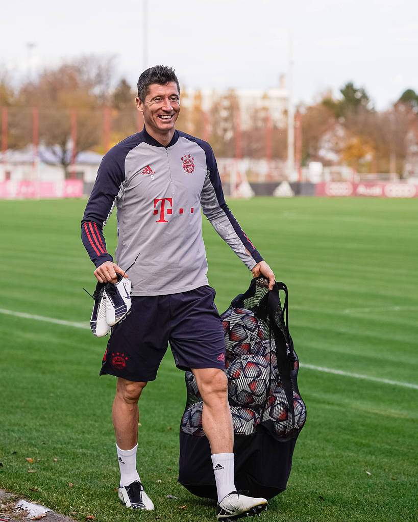 替补登场建功 教练换人奏效（替补立功，换人立竿见影）