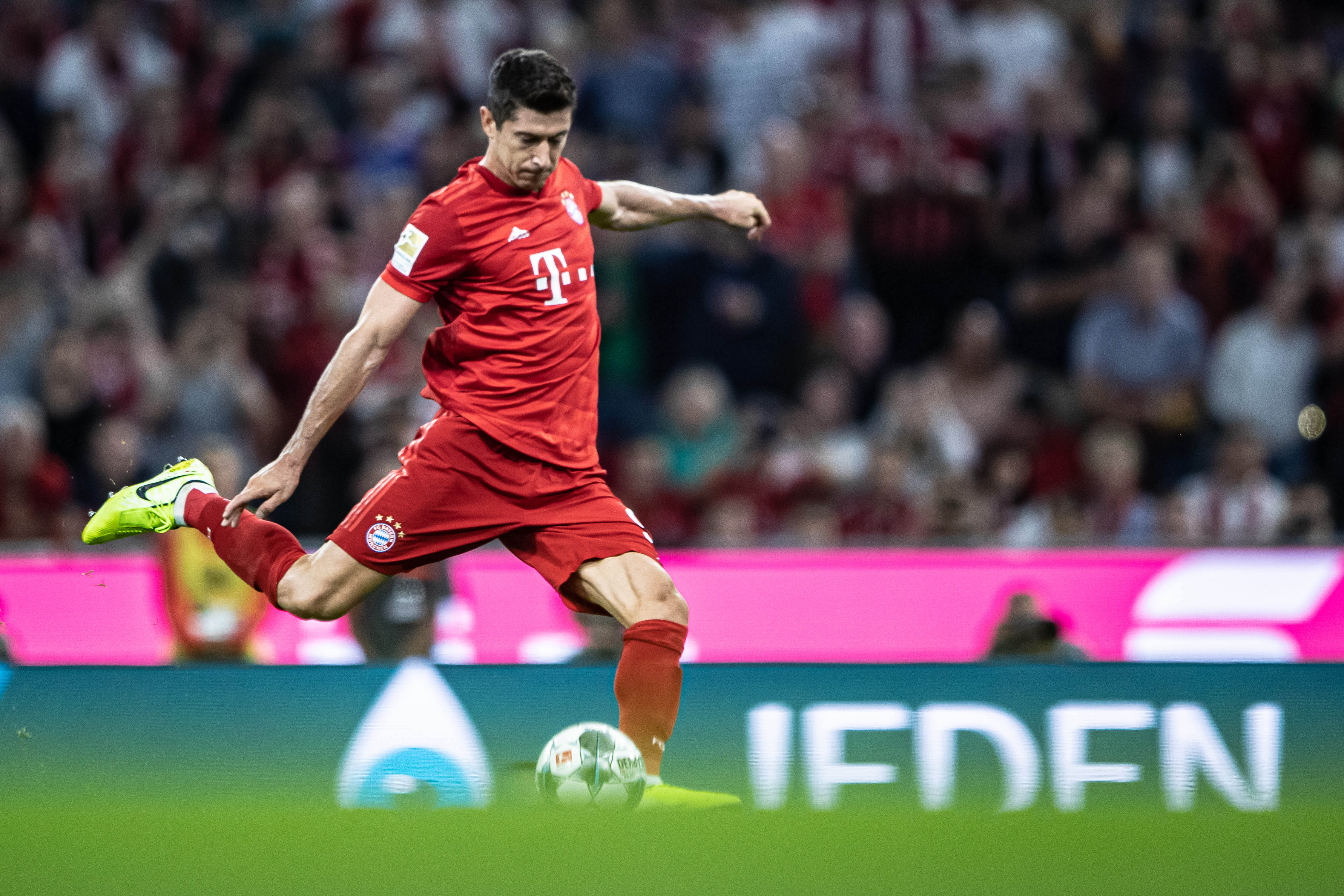 皇马四名首发后卫无人踢完全场，两人染红一人伤退一人被换下（皇马首发后卫无一踢满：两人被罚下、一人伤退、一人被换）