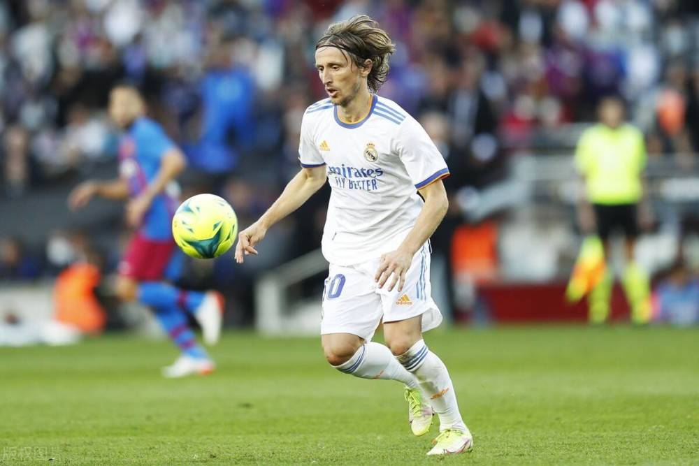 喀麦隆非洲杯大名单：姆伯莫领衔，巴索戈在列，奥纳纳无缘（喀麦隆公布非洲杯阵容：姆伯莫领军，巴索戈入选，奥纳纳落选）