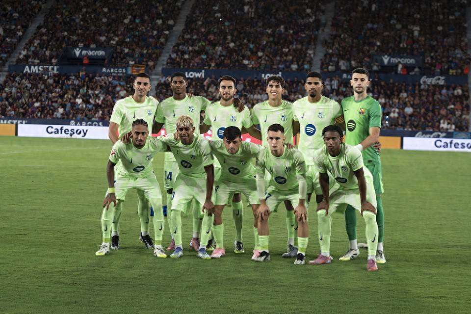 上海久事以111-72大胜四川丰谷，展现强大实力，全队多点开花，四川队虽努力但难敌强队。（上海久事111-72大胜四川丰谷：多点开花显统治力，四川虽拼仍难抵强敌）